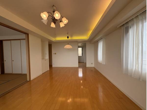 和室が隣接しているリビングです