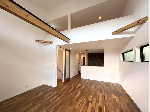 高い天井、開放感と陽当りの良さを感じるリビング