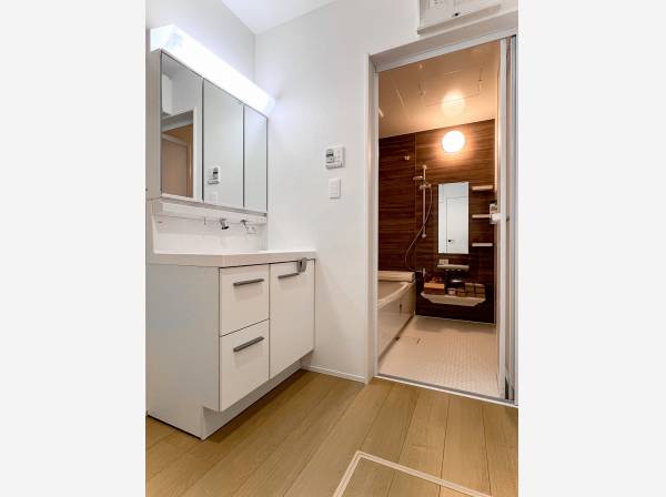 ウッドをあしらった暖かみ溢れるバスサニタリー