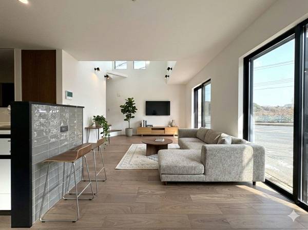 ゆったりとしたリビングダイニング。家具等はCGで作成したイメージです。