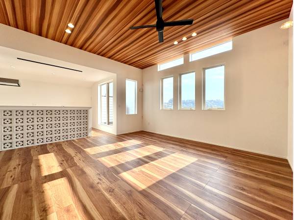 天井高で陽当たり良好なリビングです。