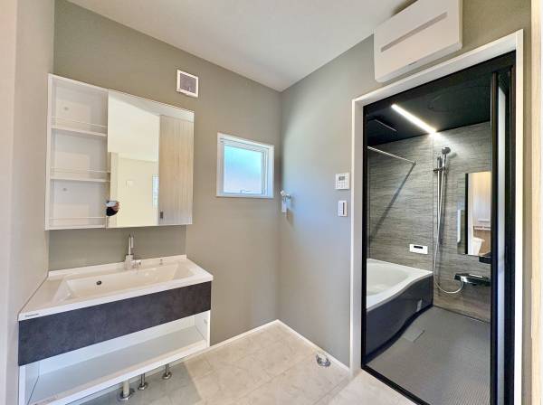 清潔感のある色合いで統一され、スッキリとした印象を受けます