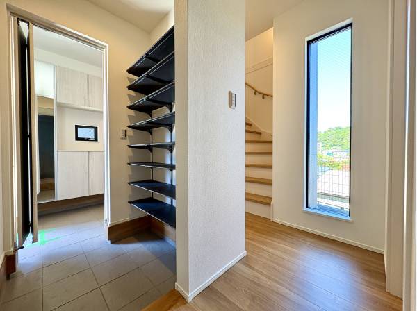 玄関横のシューズインクローゼットは回遊動線