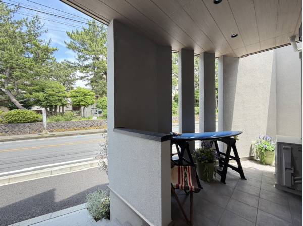 プライバシーに配慮されたテラス。奥に屋外シャワーもございます！