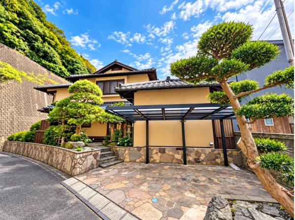 風格ある和の佇まいと美しい植栽。鎌倉の街並みに調和する邸宅。