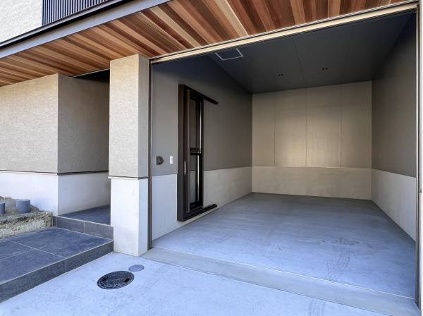 玄関から雨に濡れずに車への乗降が叶う快適なガレージ