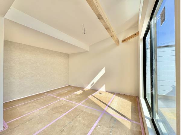 リビングには大きな窓を設置、効率よく採光します