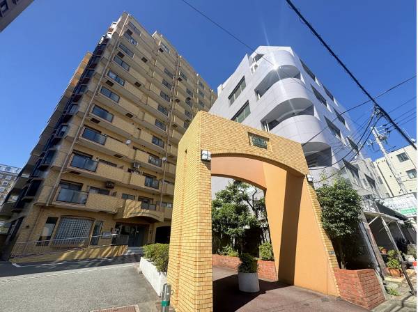 タイル張りで重厚感のある柑橘色のマンション