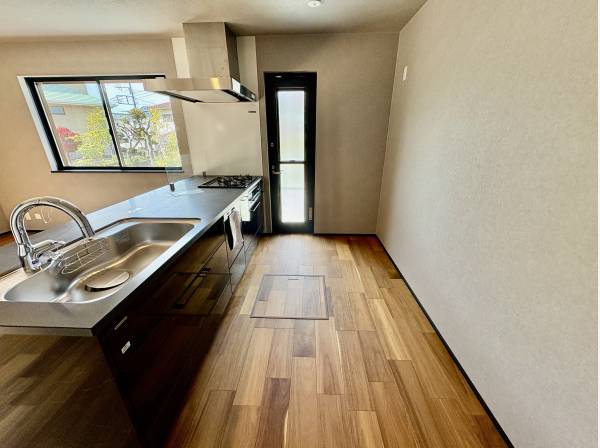 車の荷物を勝手口からキッチンに運べるので便利ですよ。