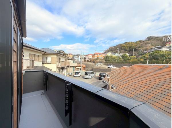 バルコニーからは鎌倉の自然と街並みを望む開放的な空間