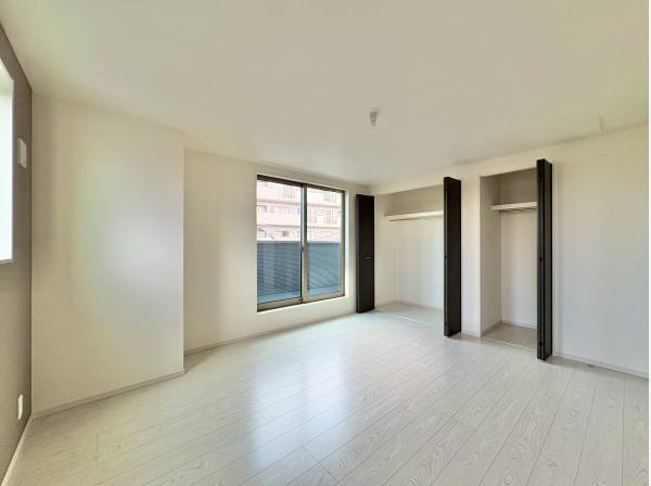 各居室には収納力のあるクローゼットを完備しております。