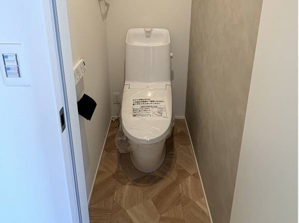 ヘリンボーン柄の床材やグレーのクロスを使用しております