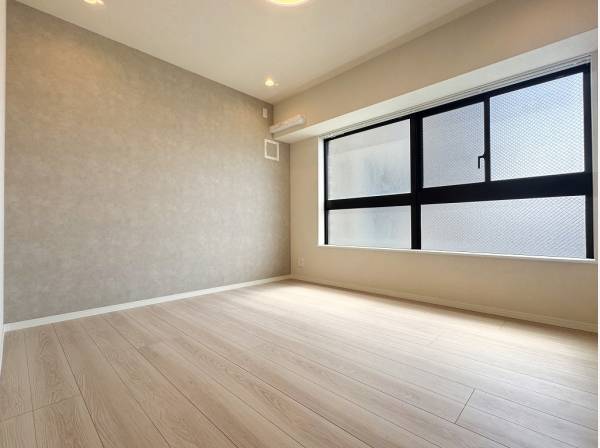 約6帖の洋室 角部屋のためここにも窓があります