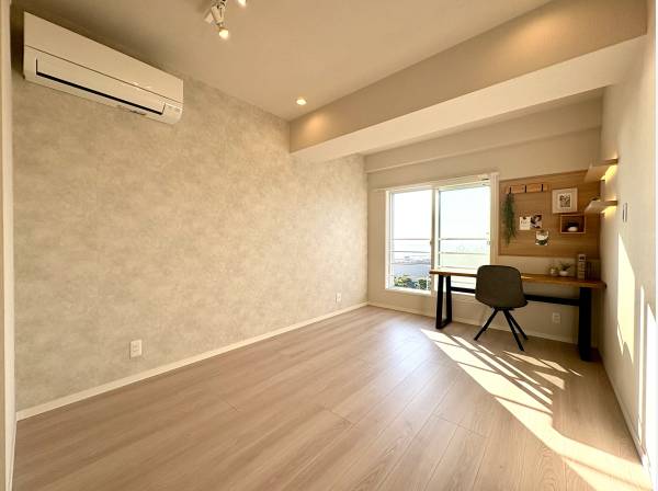 海を眺める洋室です。