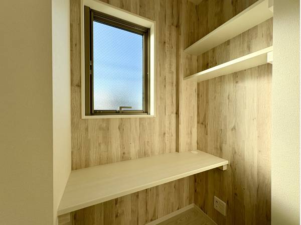 カウンターの小窓を覗けば、リバーサイドならではの景色がございます