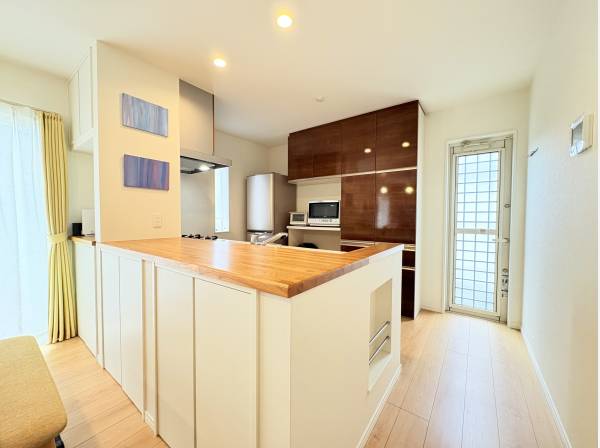 オープンキッチン、サイドポケットには収納も