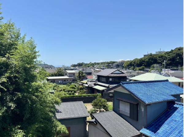 屋上バルコニーからはチラッと江ノ島が見えます。