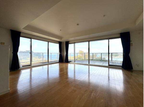 どこにいても海が見える穏やかな眺めが日常をやさしく包む空間