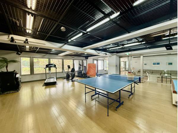 建物内トレーニングジム完備