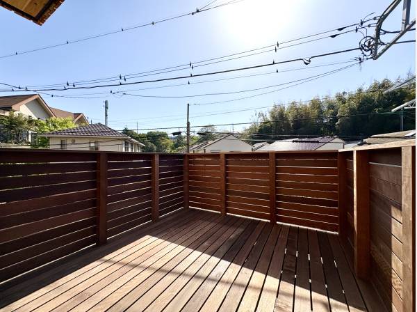 大型ウッドデッキから開放的な眺望です。