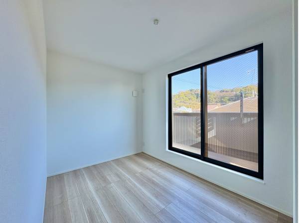 居室にも大きな窓があり解放感があります。