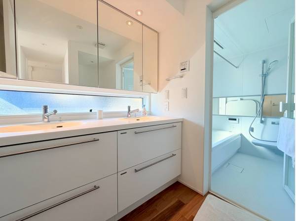 ホテルライクなパウダールーム、洗面ボウルは2つございます！