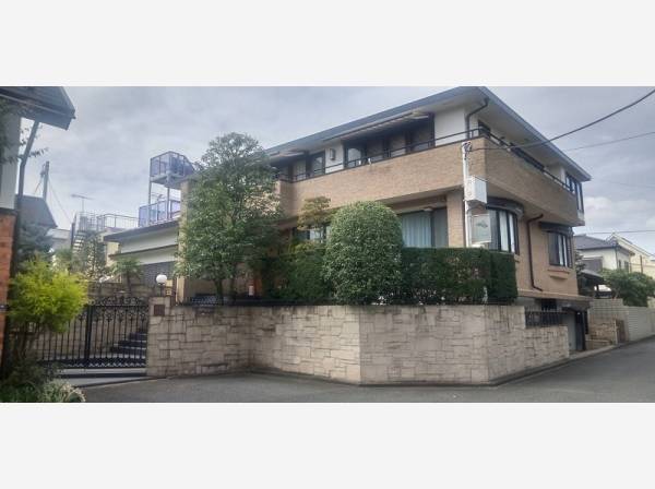 敷地のゆとりを感じさせる堂々たる外観
