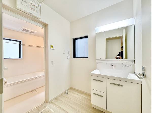 洗面室は白を基調とした明るい空間です。