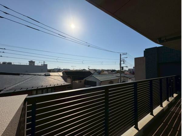 リビング、居室から出ることができる広々バルコニー