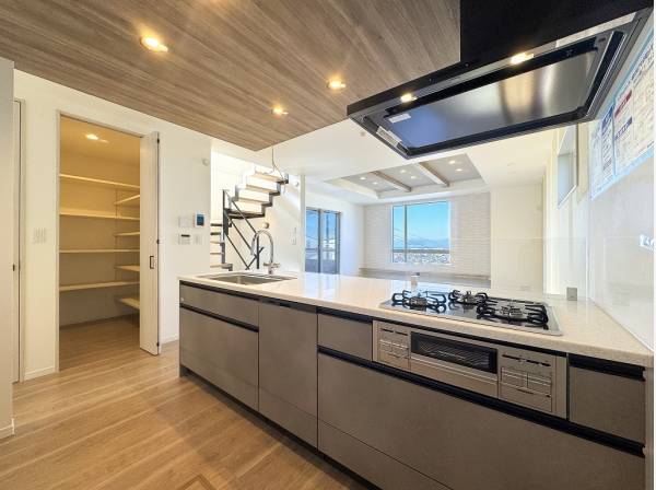 キッチンサイドには大容量のパントリー