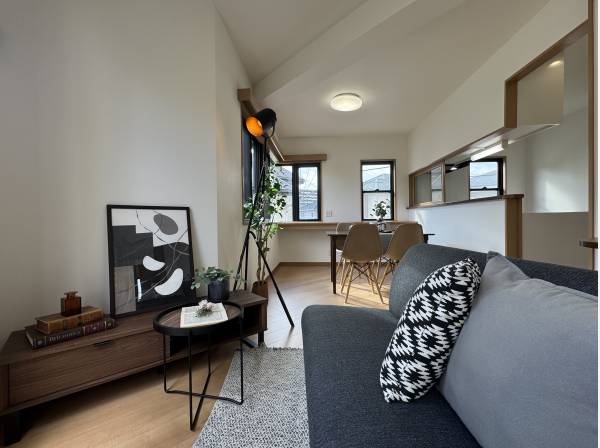 自然光が心地よいナチュラルなダイニングスペース