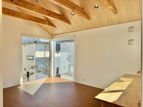 勾配天井×大開口の、のびやかな空間