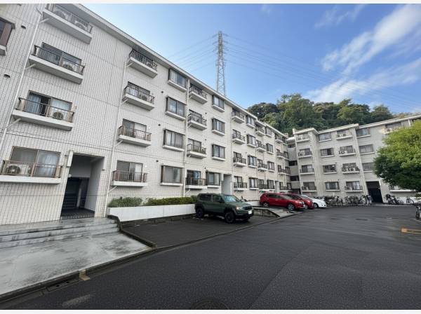 鎌倉の緑に囲まれたレトロなマンションです