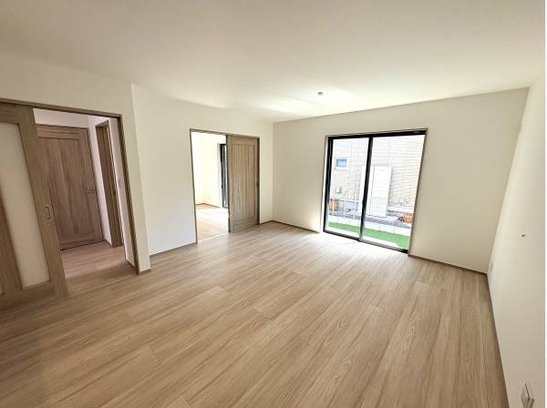 庭へと繋がる大きな窓！のびのびと寛げる、明るく開放的なリビング