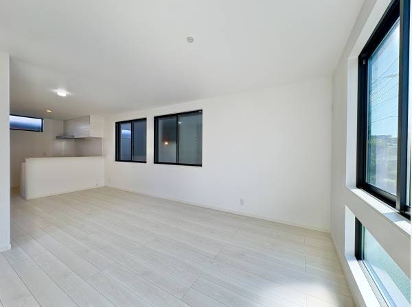 陽光差しこみリビングで家族団らんのひとときをお過ごしください