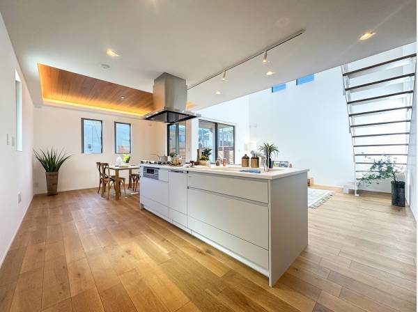 ぐるりと回れる回遊動線が確保されたアイランドキッチン