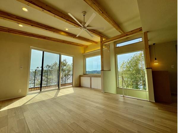 リビングには大きな窓がありますので、とっても開放的ですよ！