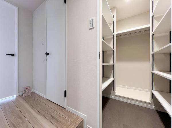 奥行きたっぷりのシューズインクロークを完備