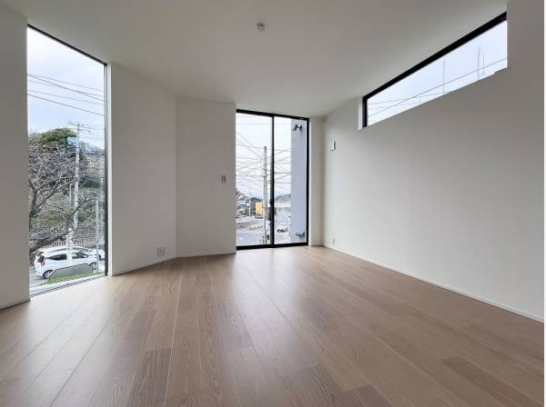 ウォークインクローゼットを備えた8.2帖の洋室