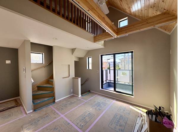 木の羽目板が映える勾配天井、光あふれるLDK