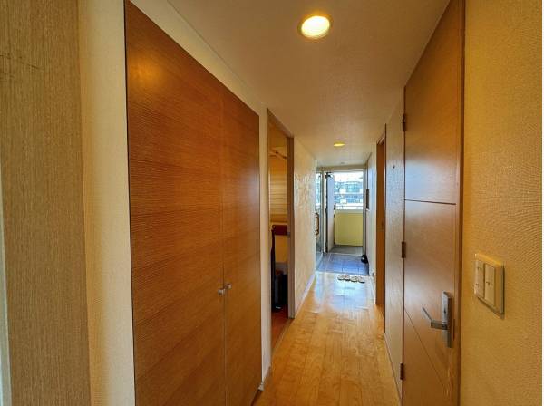 玄関から廊下にかけて。建具は落ち着きある木の質感と色合いで統一。