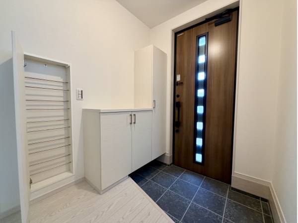 雰囲気のある玄関が家族を迎えてくれるます