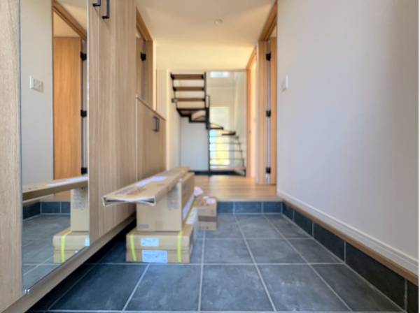 広々としたエントランス、抜け感のあるデザインですね