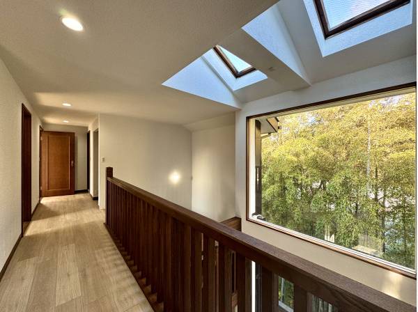 渡り廊下のような2階ホール