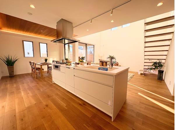 アイランドキッチンで開放感ある室内！