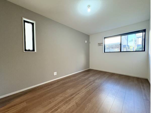 二面から光が入る洋室は明るさが心地よく過ごしやすい空間です