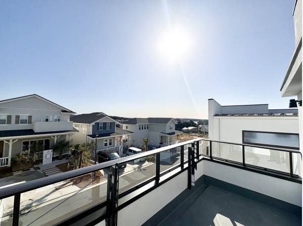 明るく開放的な眺望の広がるバルコニー