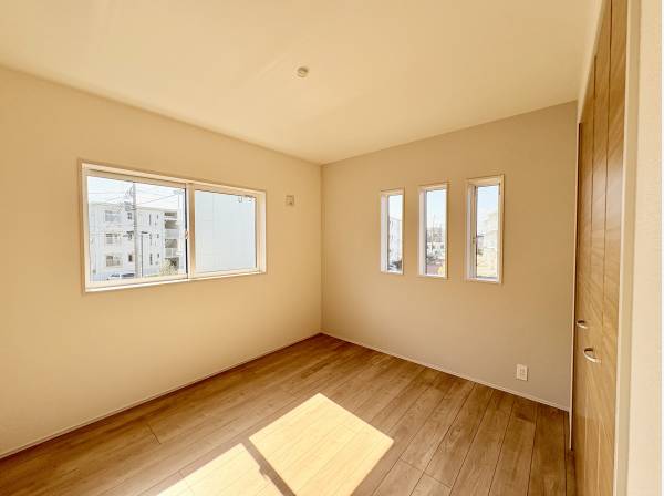 2階洋室小窓がお洒落な空間です