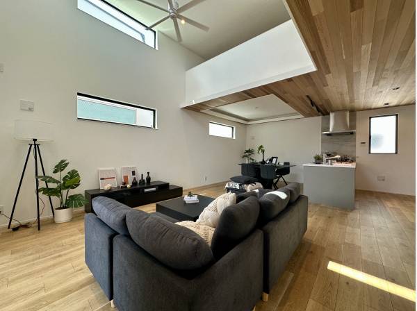 吹抜けのある約22.5帖のLDKは陽当たり、開放感良好