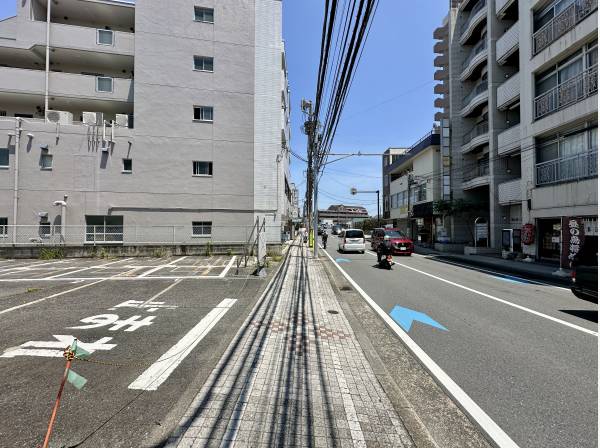 視認性に優れた立地/南側公道で幅員約12m